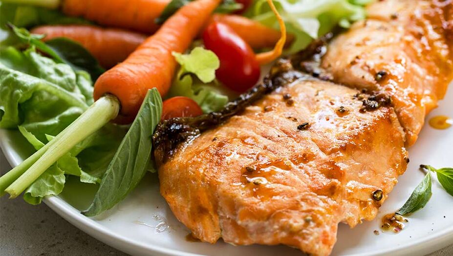 Se vuoi perdere peso, devi includere pesce e verdure fresche nella tua dieta. 