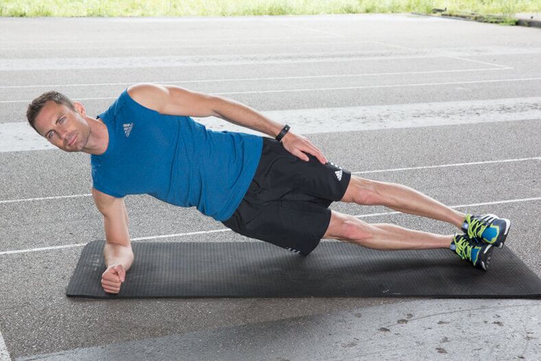 Un uomo esegue esercizi per perdere peso sullo stomaco e sui fianchi