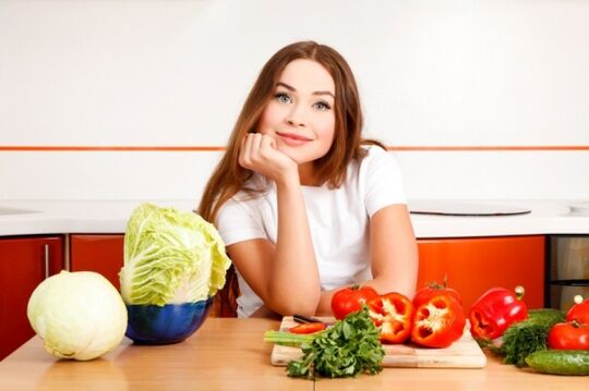 Ragazza a un tavolo con verdure